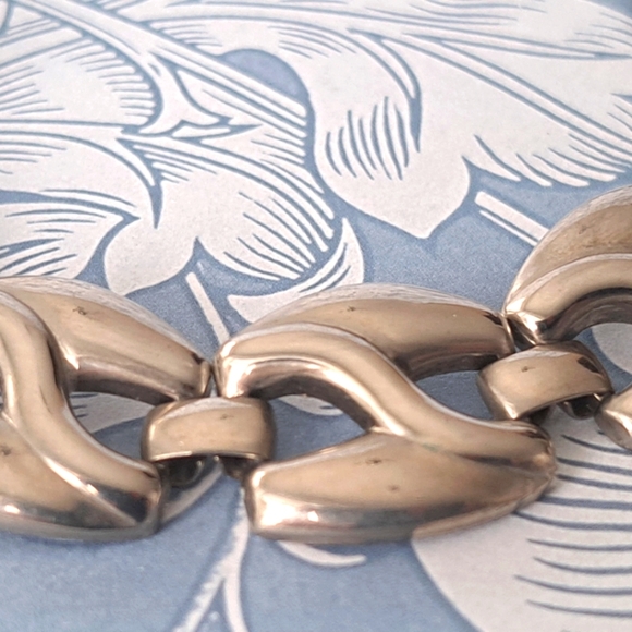 Silver tone link style bracelet - Picture 2 of 6